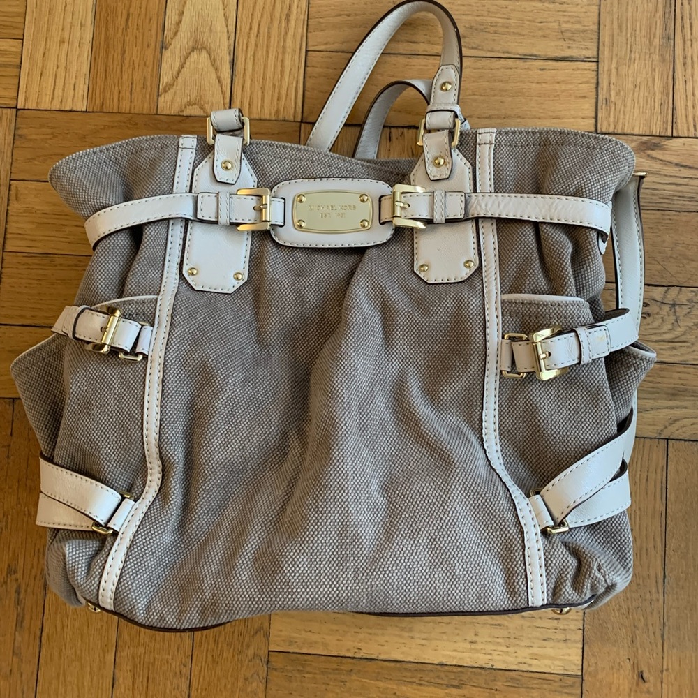 Michael Kors linen and leather handbag. Barely worn and I’m great condition.